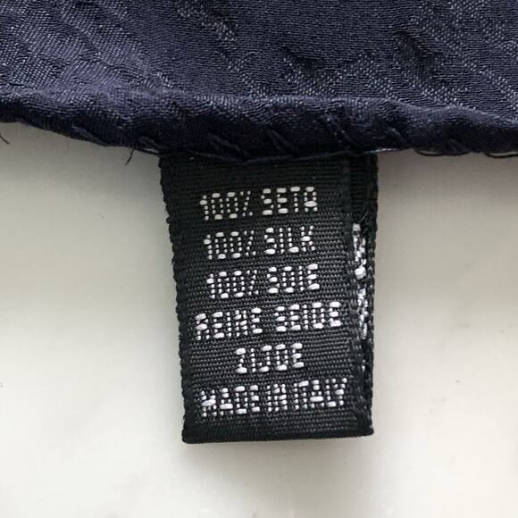 100% Silk Scarf 33" Square Navy Blue Gold Made in Italy Chain Link Tiger EUC - Picture 5 of 6